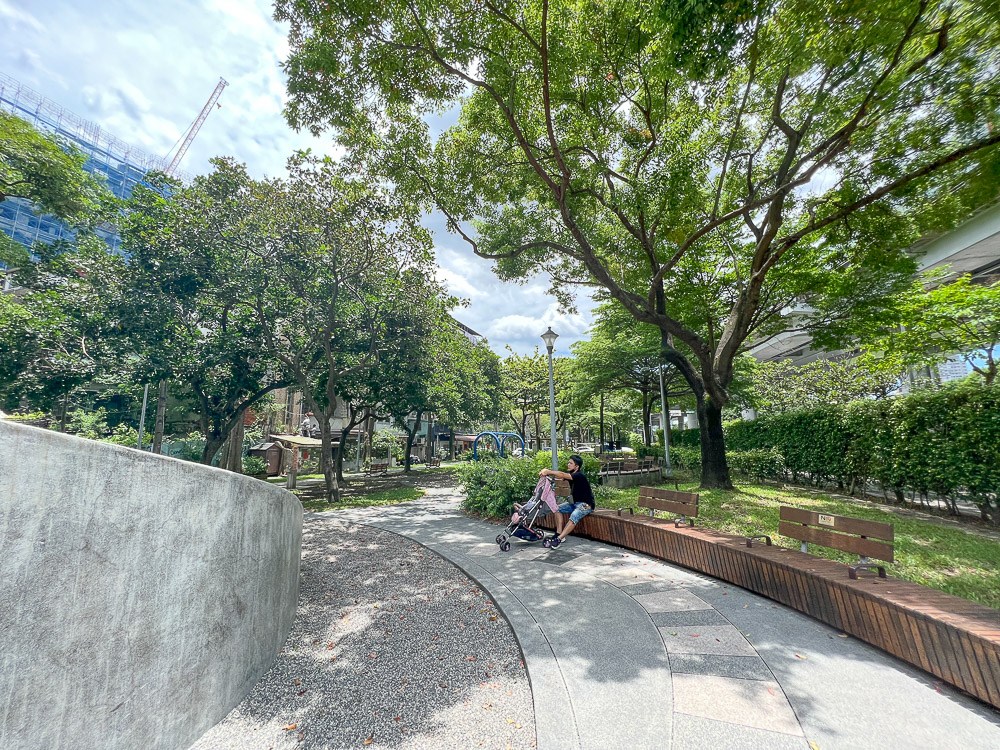 台北公園》華山公園，小小的公園有溜滑梯、盪鞦韆和籃球場