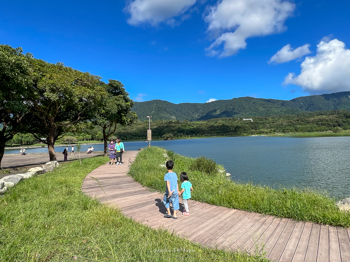 台東池上景點》大坡池，超浪漫的湖中自行車步道，還可以划船釣魚餵魚