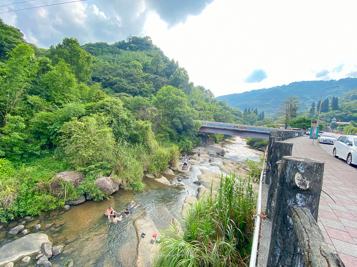 台北玩水景點》內雙溪戲水區，路邊就有天然水道溜滑梯、游泳池免費玩