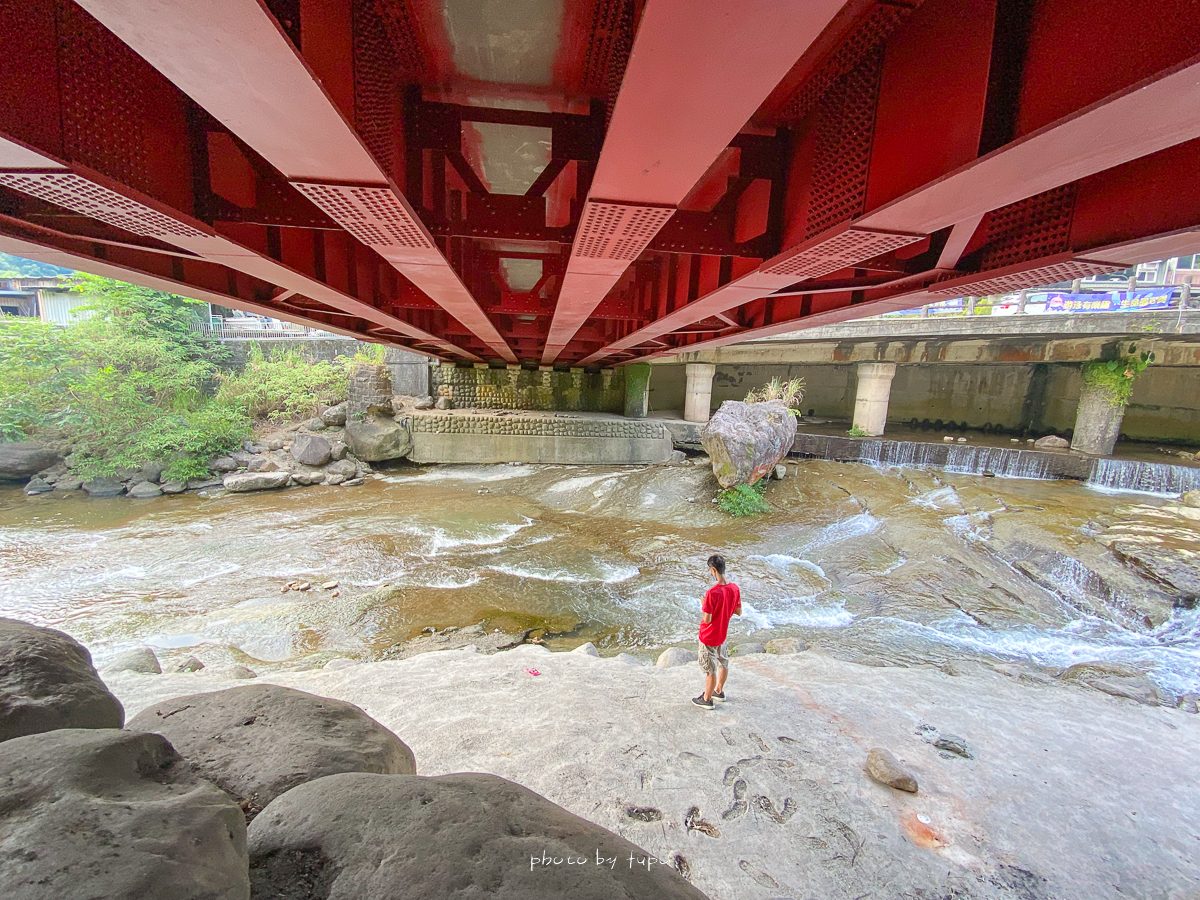 台北玩水景點》內雙溪戲水區，路邊就有天然水道溜滑梯、游泳池免費玩