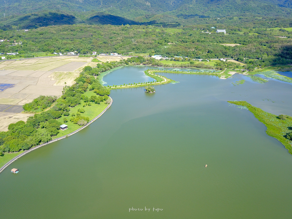 台東池上景點》大坡池，超浪漫的湖中自行車步道，還可以划船釣魚餵魚