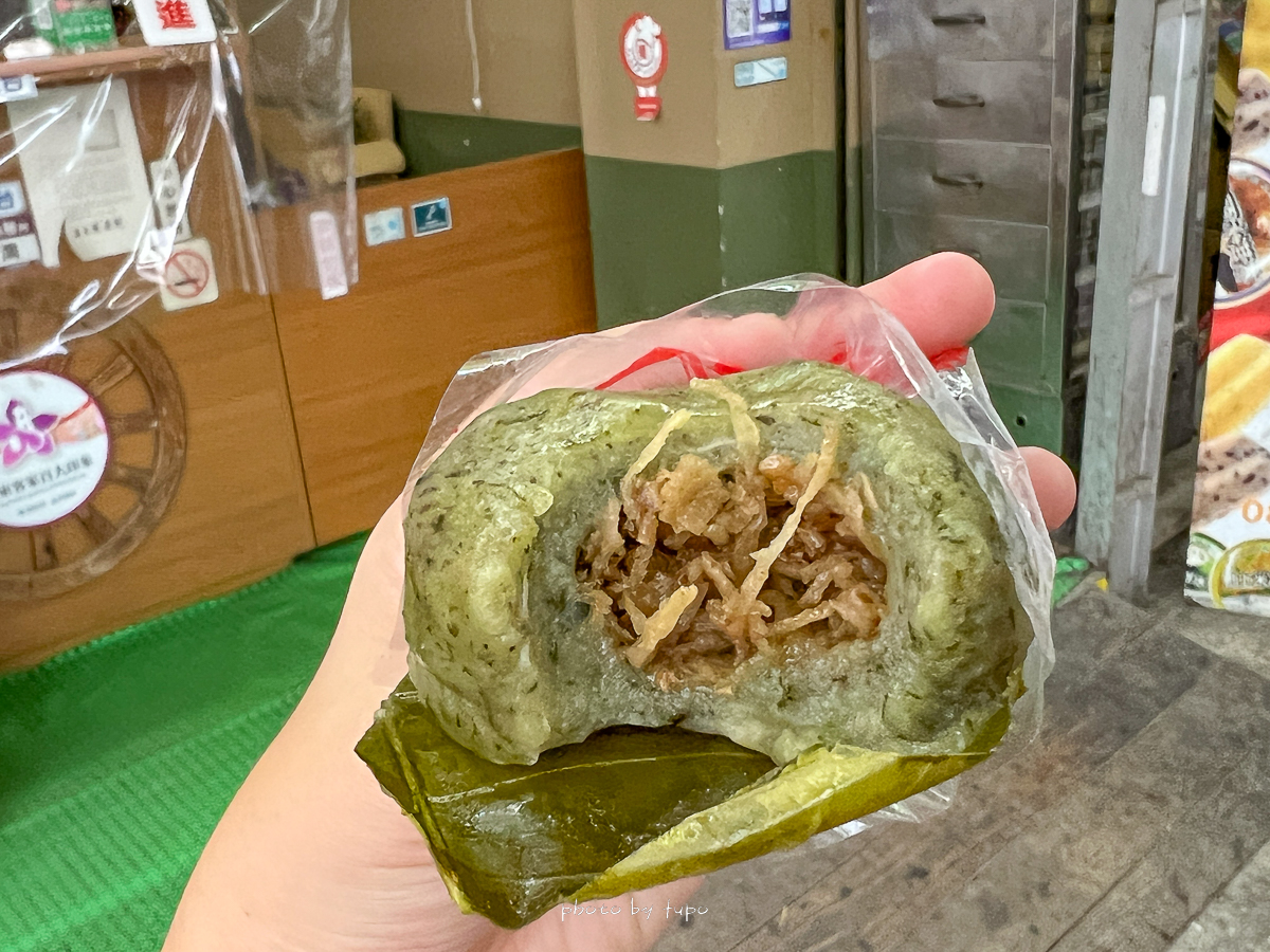 台東鹿野小吃》楊記草仔粿，隱藏版好吃的草仔粿，一個25元。