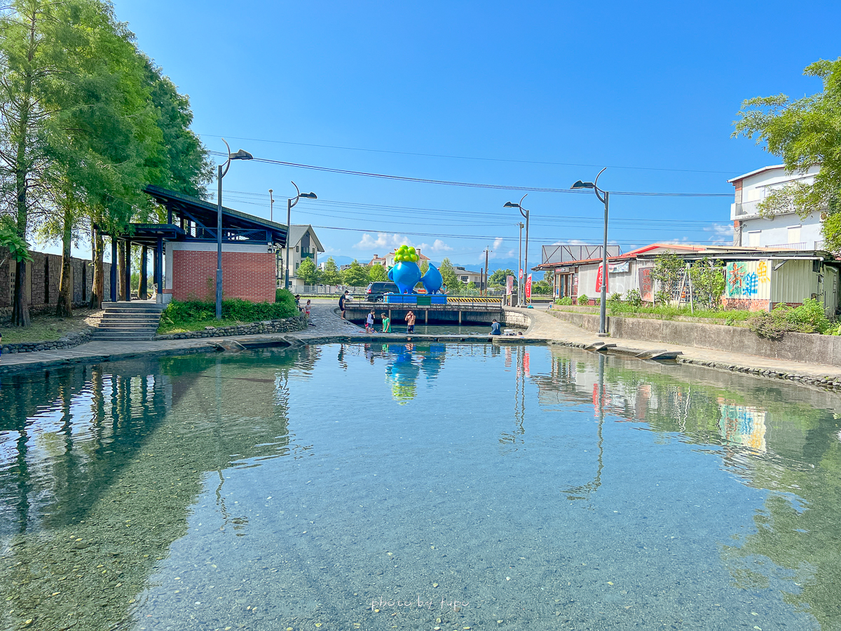 宜蘭免費玩水》螃蟹冒泡，路邊的18度天然湧泉戲水池，沁涼水中溜滑梯，小蝦小魚陪你玩