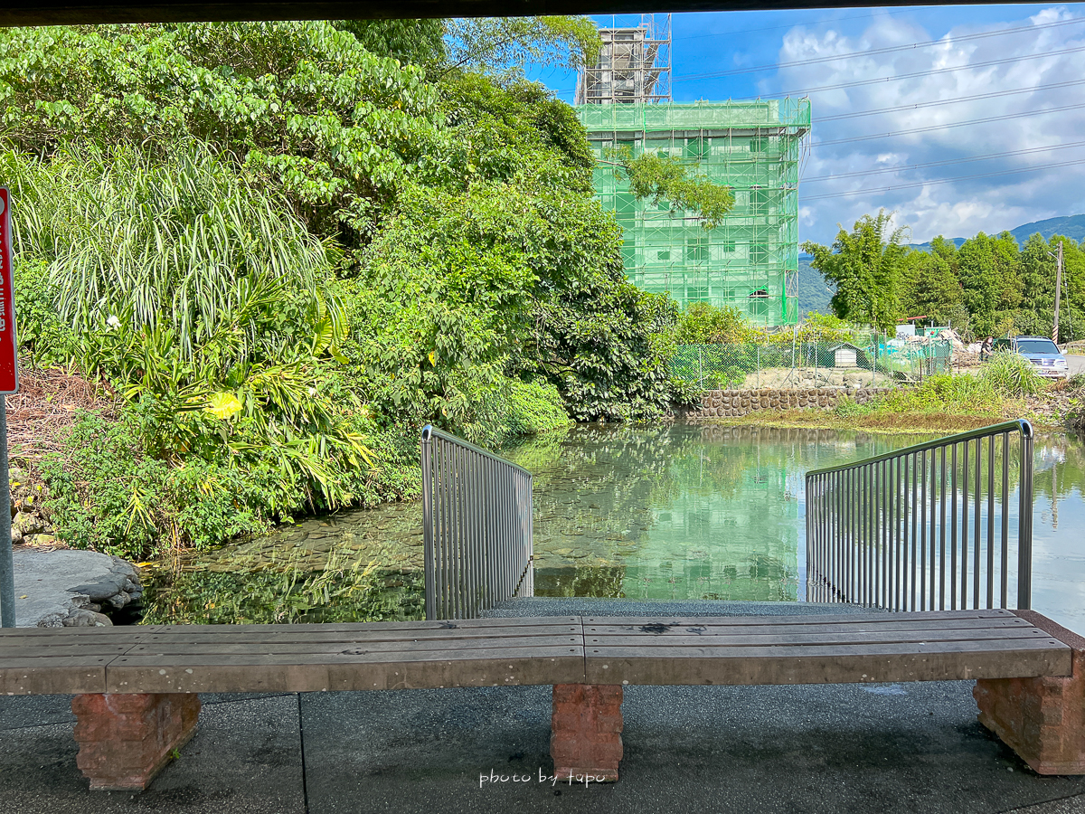 2023宜蘭免費玩水景點【螃蟹冒泡】馬路邊18度天然湧泉戲水池，沁涼水中溜滑梯，還可以撈魚撈蝦