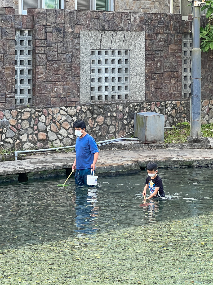 2023宜蘭免費玩水景點【螃蟹冒泡】馬路邊18度天然湧泉戲水池，沁涼水中溜滑梯，還可以撈魚撈蝦