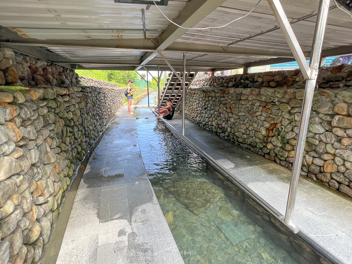 宜蘭員山景點》阿蘭城湧泉，天然沁涼湧泉可以泡腳和游泳，有遮蔭的戲水池