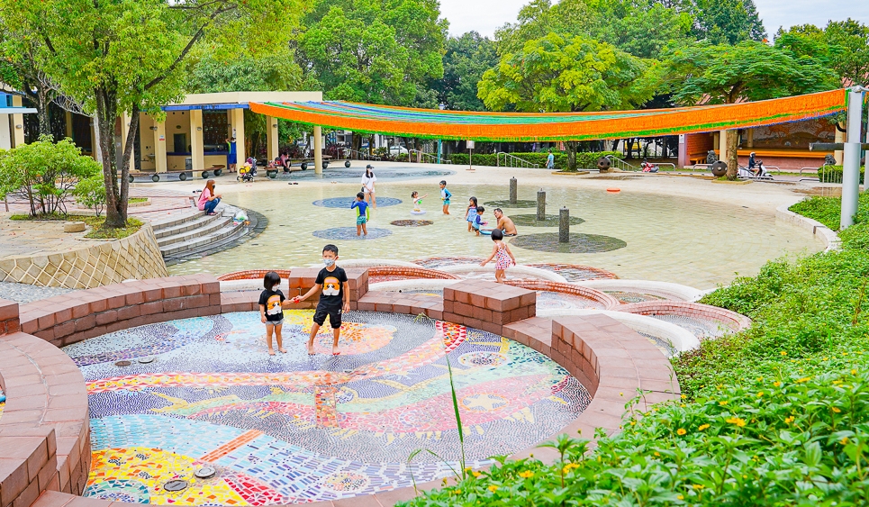 桃園景點》龍潭運動公園，免費夏日玩水景點，開放玩水活動時間、附近景點地圖 @小腹婆大世界