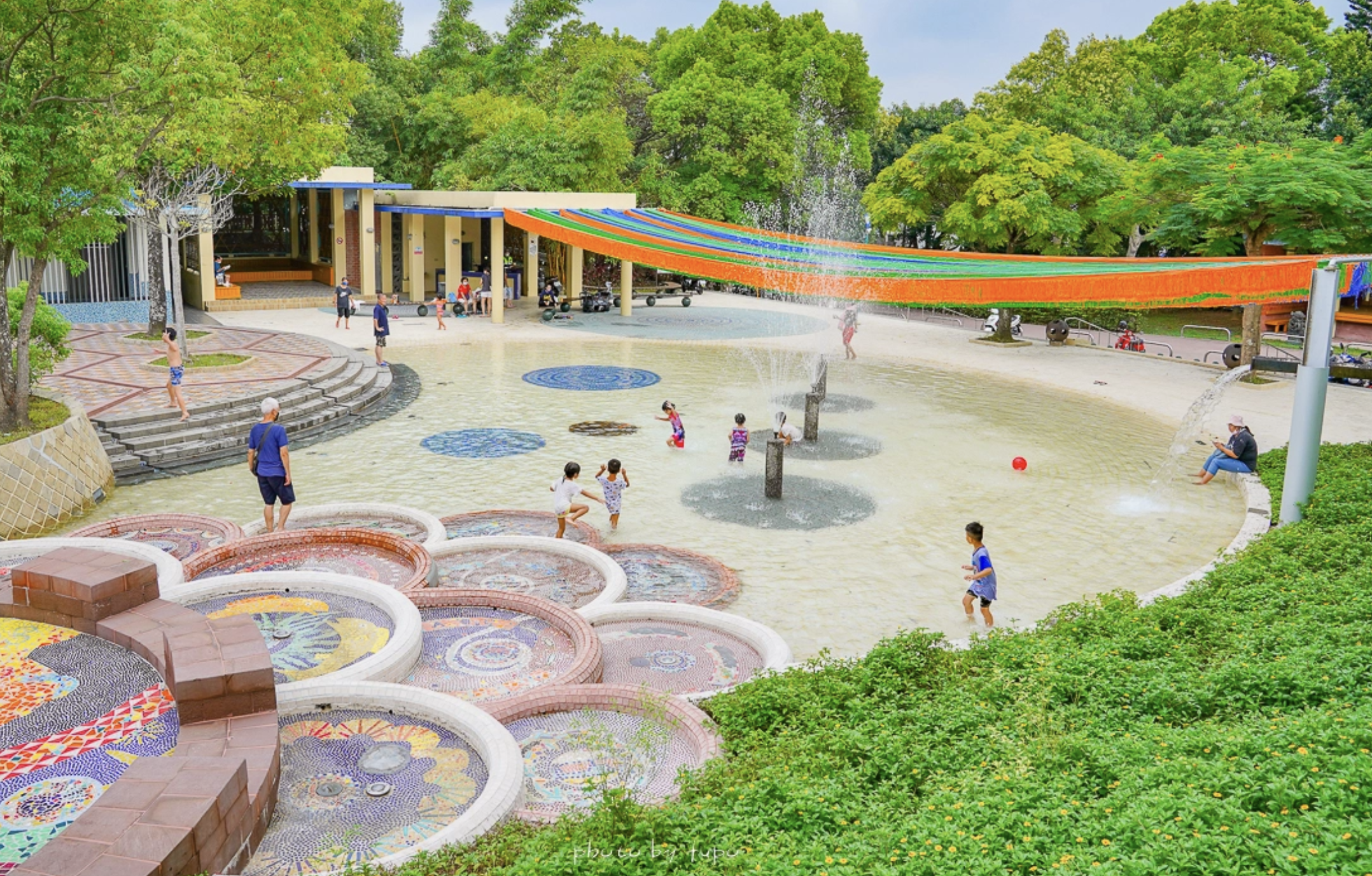 桃園景點》龍潭運動公園，免費夏日玩水景點，開放玩水活動時間、附近景點地圖 @小腹婆大世界