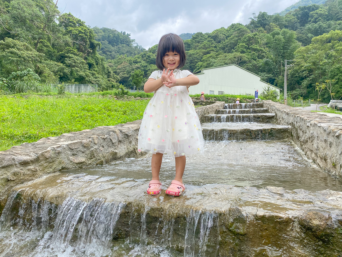 埔里【能高親水公園】超沁涼的8字型戲水池，孩子最愛的玩水玩石頭一次滿足