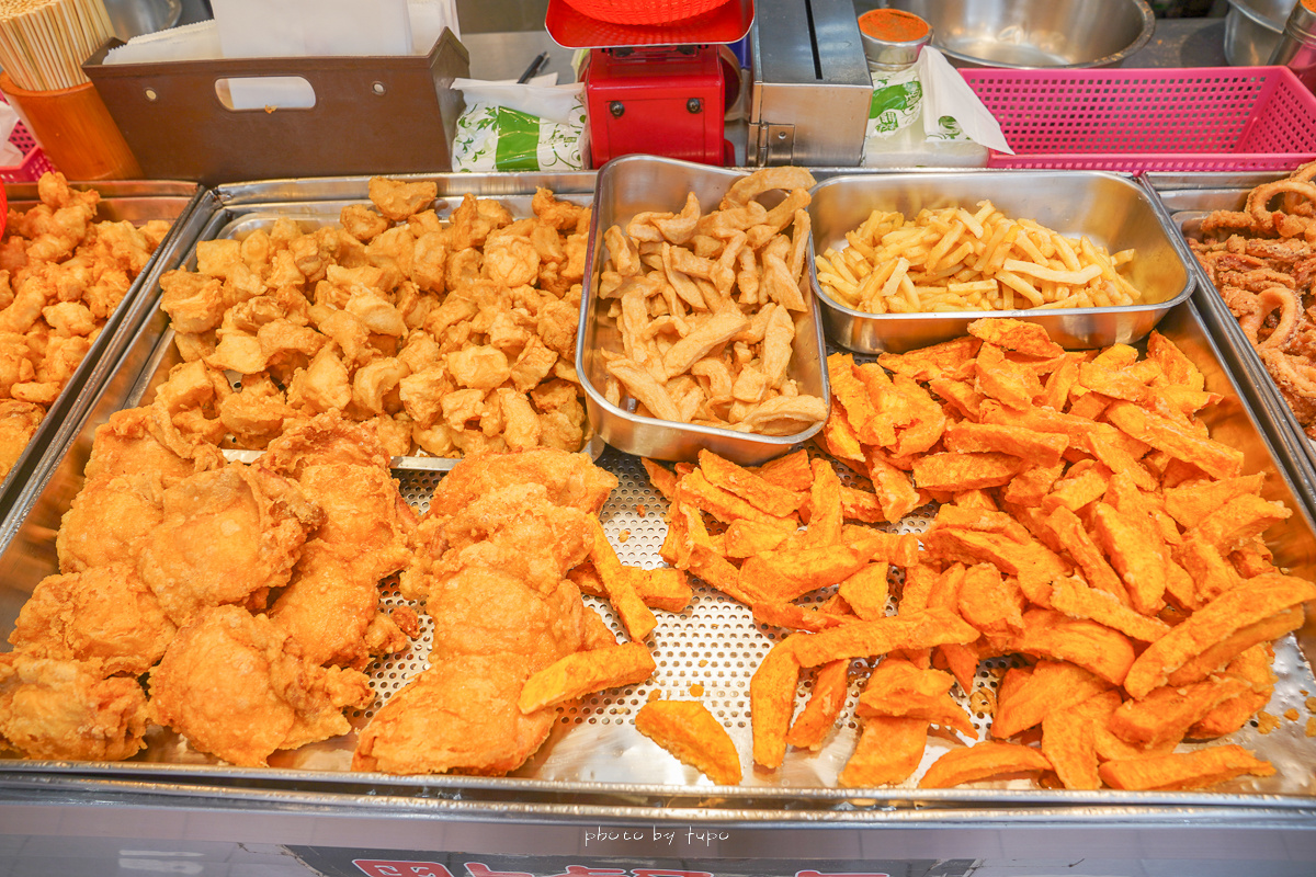 北投炸雞》陳季炸雞北投店，現炸雞翅6隻100元，雞腿排也是必吃(菜單價位) @小腹婆大世界