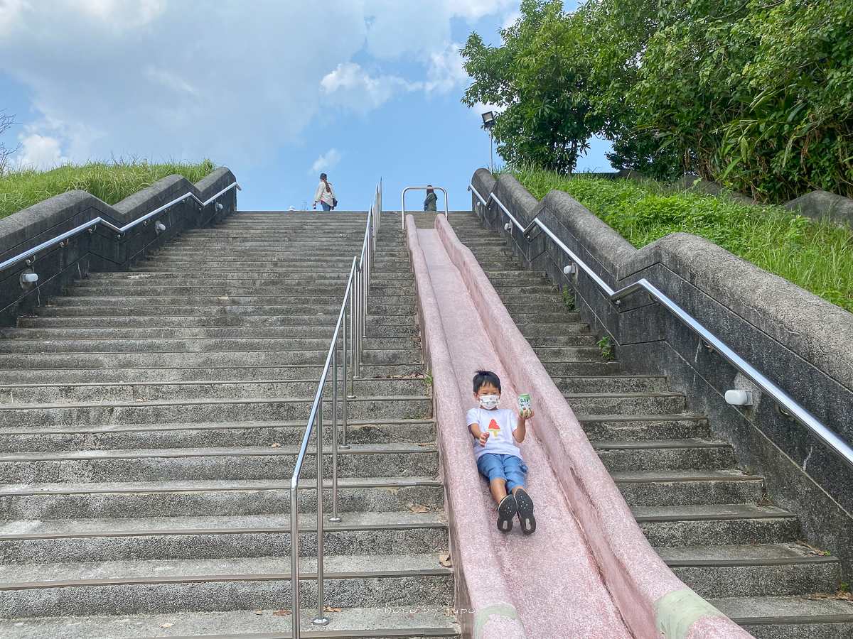基隆親子景點》暖暖運動公園兒童遊戲場，最長溜滑梯連家長都想玩，有洗手間、路邊停車