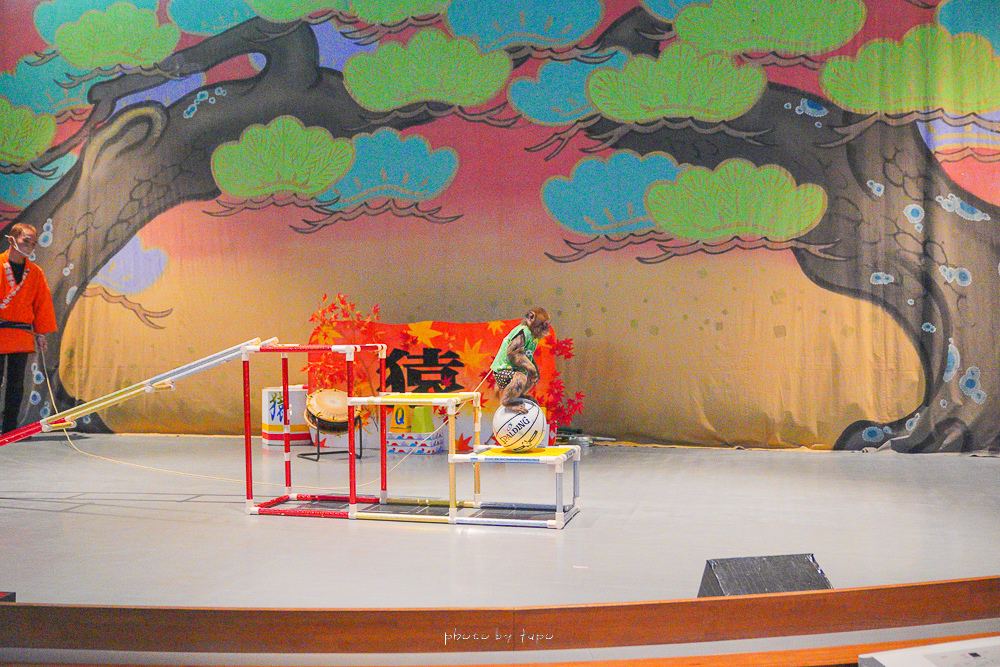 河口湖親子景點》河口湖猴戲劇場，一天兩場可愛的猴子表演、餵猴子、門票收費、表演時間