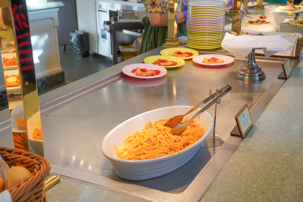 日本迪士尼美食》水晶宮餐廳吃到飽全新菜色，超過50種菜色，迪士尼甜點吃到飽