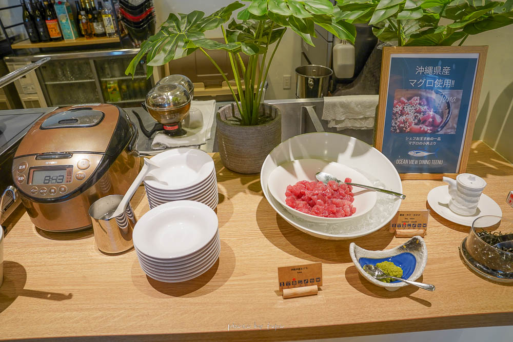 沖繩最新海景住宿》LOISIR Terrace & Villas KOURI 飯店早餐，海景配上沖繩在地特色餐點