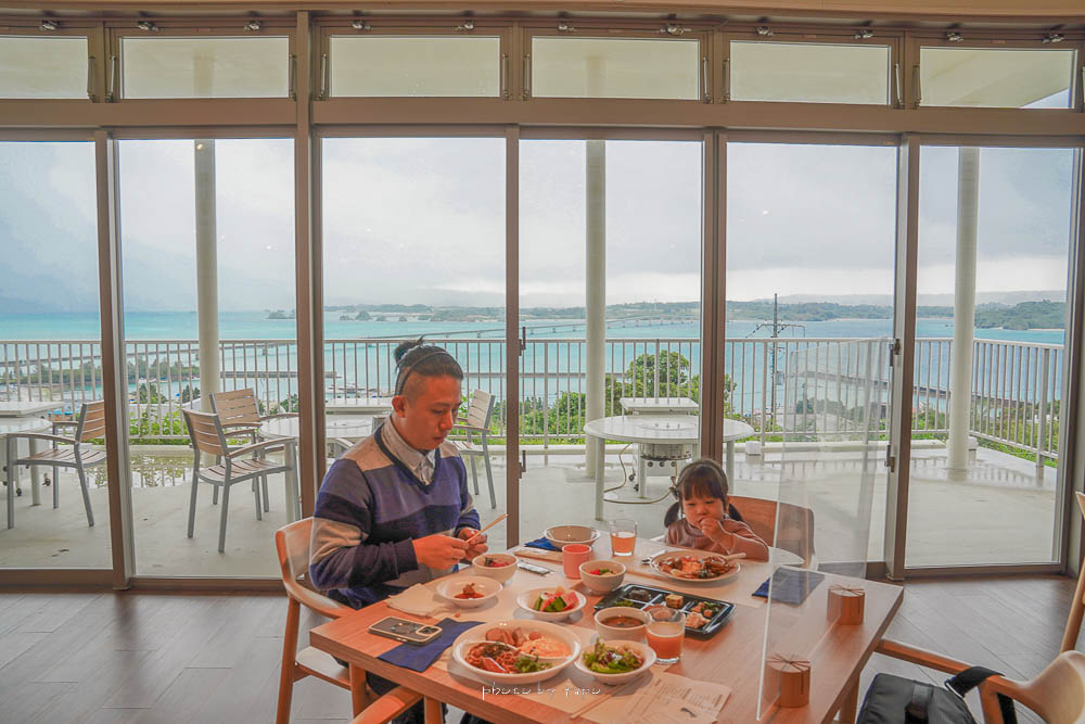 沖繩最新海景住宿》LOISIR Terrace & Villas KOURI 飯店早餐，海景配上沖繩在地特色餐點