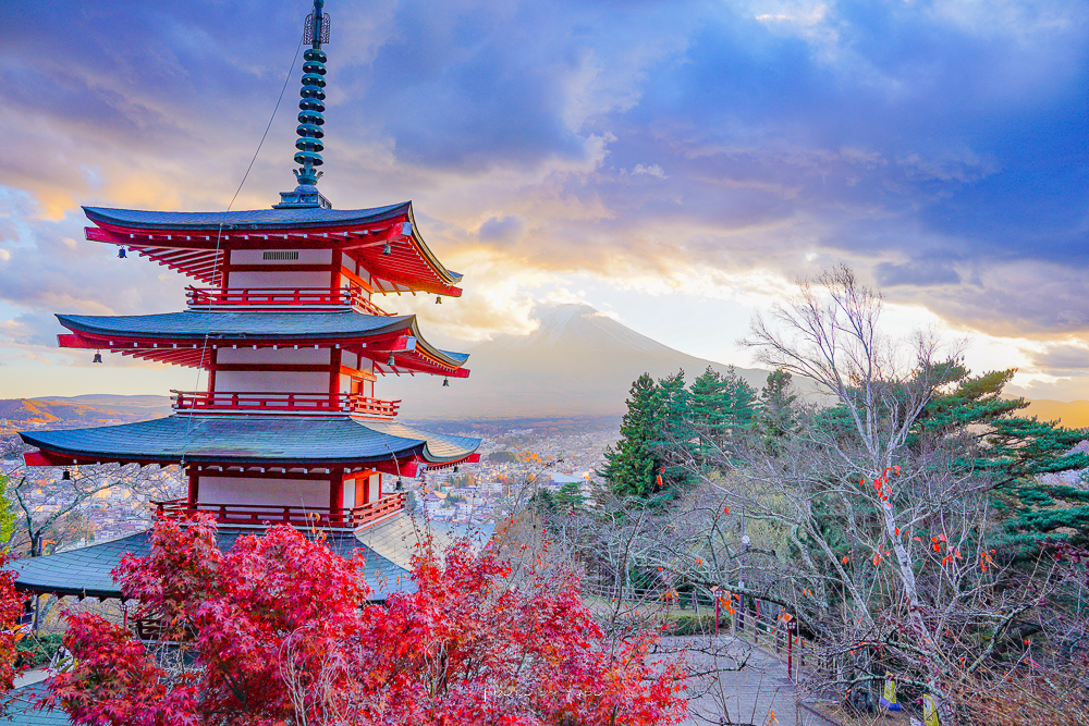 日本河口湖景點》新倉富士淺間神社，爬上400階梯就可以看到的五重塔富士山、停車場、最佳拍攝建議時間