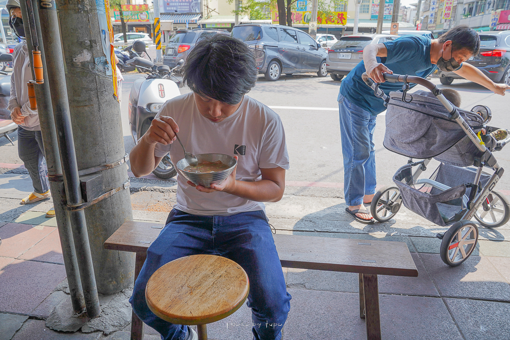 屏東東港美食》葉家肉粿，超過50年傳承三代的肉粿湯，靈魂湯頭加辣更好吃 @小腹婆大世界