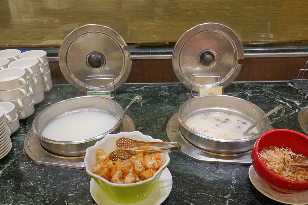台中長榮桂冠酒店早餐吃到飽菜色，海鮮粥炒麵現煎歐姆蛋，還有百搭東泉辣椒醬！