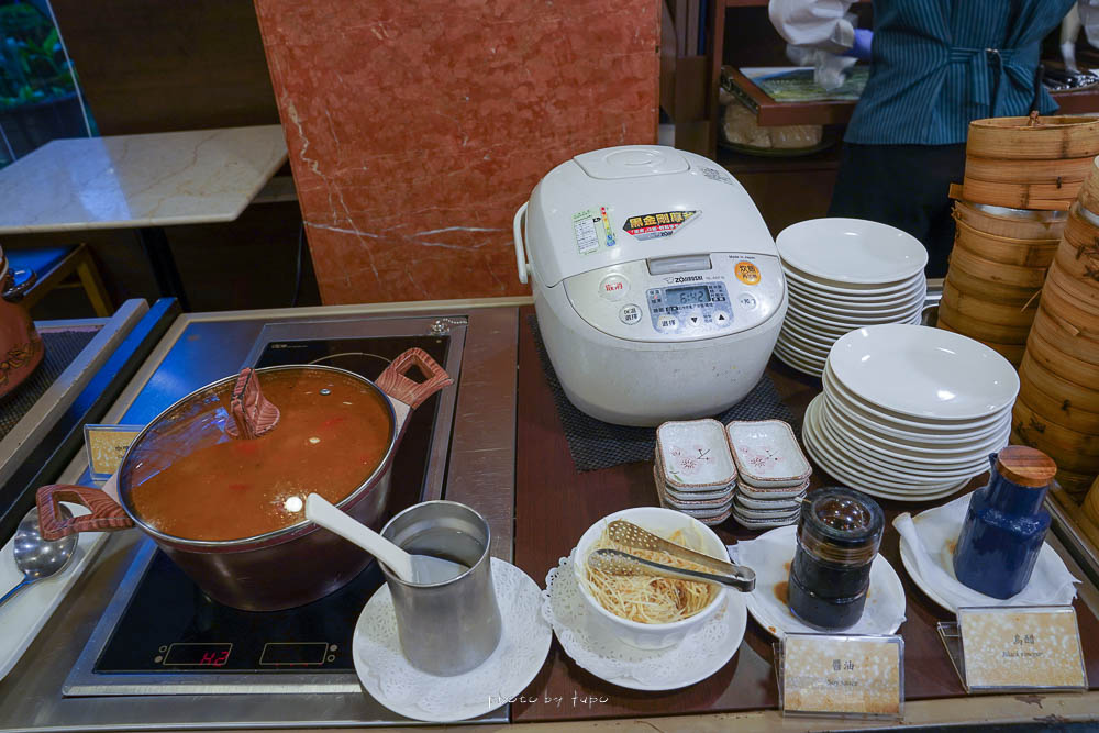 台中長榮桂冠酒店早餐吃到飽菜色，海鮮粥炒麵現煎歐姆蛋，還有百搭東泉辣椒醬！