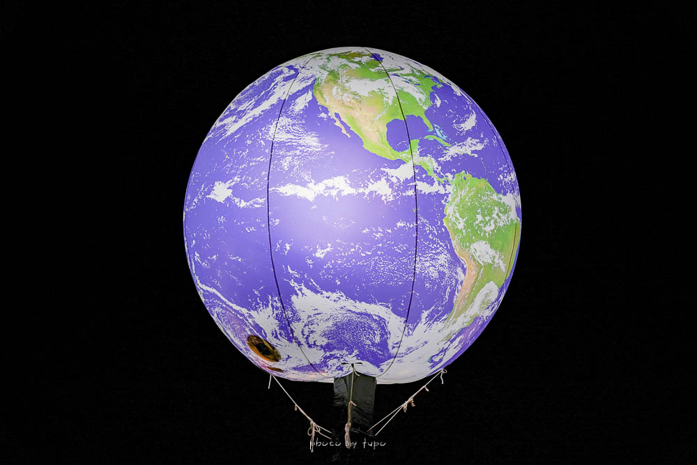 屏東燈會勝利星村燈區,展期2023/1/13~2/28,變身月球世界燈區,巨型地球萌兔燈!