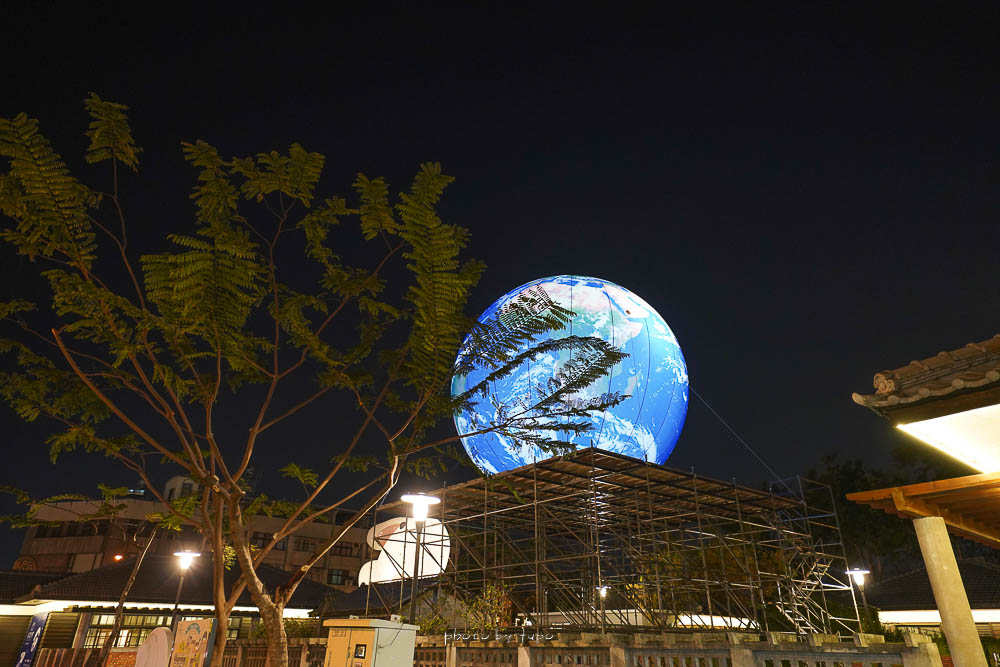屏東燈會勝利星村燈區,展期2023/1/13~2/28,變身月球世界燈區,巨型地球萌兔燈!