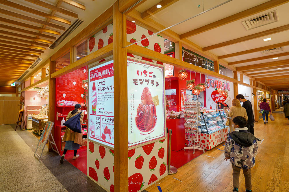 東京晴空塔》晴空塔草莓甜點專賣店STRAWBERRY MANIA，超粉嫩的草莓店鋪，草莓糖葫蘆