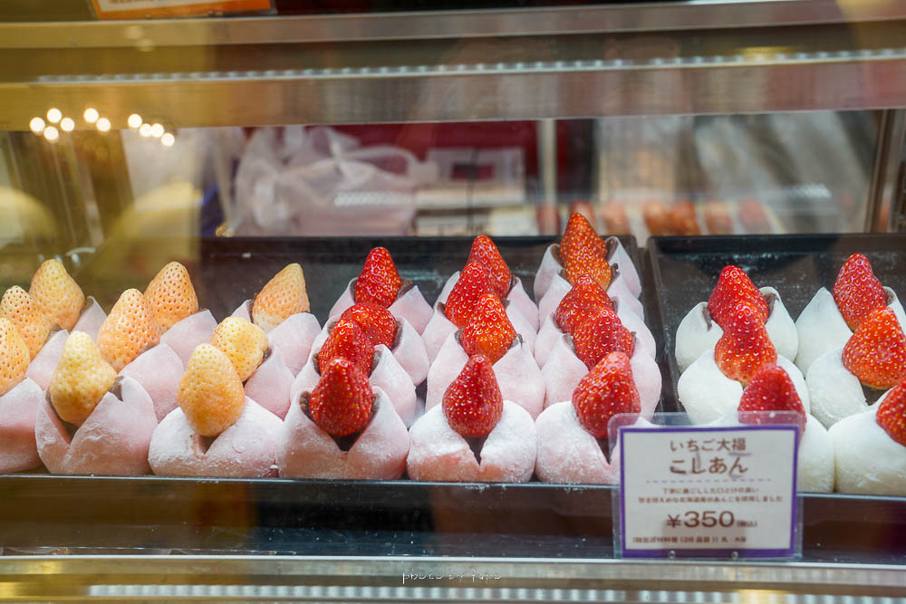 東京晴空塔》晴空塔草莓甜點專賣店STRAWBERRY MANIA，超粉嫩的草莓店鋪，草莓糖葫蘆