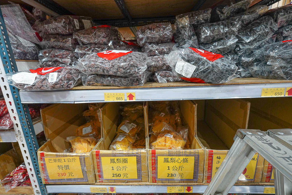 台南零食工廠》百興隆食品行，50元大份量懷舊零食、巨大鱈魚香絲、馬卡龍