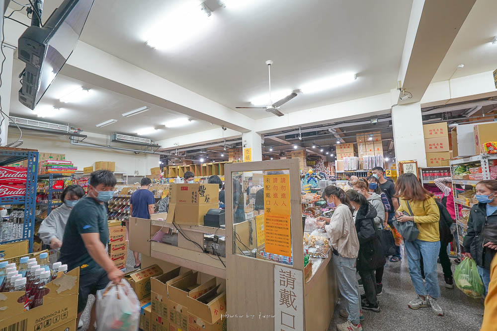 台南零食工廠》百興隆食品行，50元大份量懷舊零食、巨大鱈魚香絲、馬卡龍 @小腹婆大世界