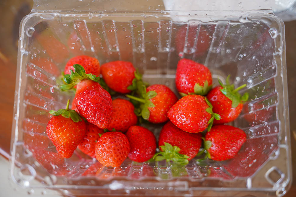 苗栗採草莓推薦》草莓小農場，全預約制保證有草莓，豪邁試吃給一整盤草莓、草莓爆米花、草莓酒 @小腹婆大世界