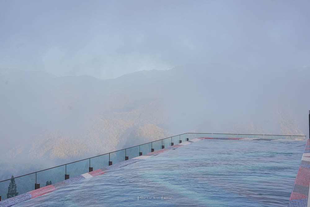 阿里山最新飯店「阿里山英迪格酒店」座落於山裡的高空無邊際溫水泳池，在雲海上游泳～
