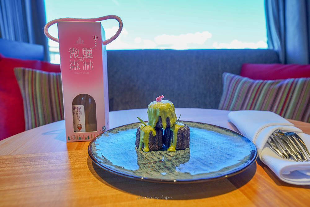 阿里山最新飯店「阿里山英迪格酒店」座落於山裡的高空無邊際溫水泳池，在雲海上游泳～