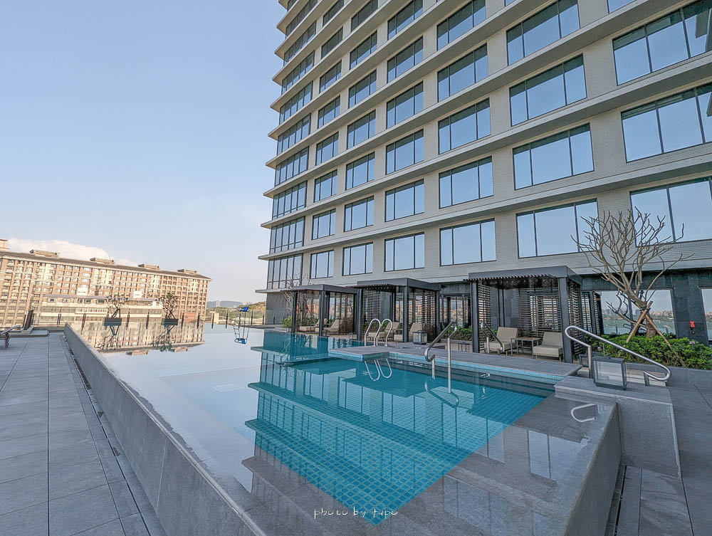 淡水八里最新飯店|八里福朋喜來登酒店,房間就可以泡美人湯,無邊際泳池