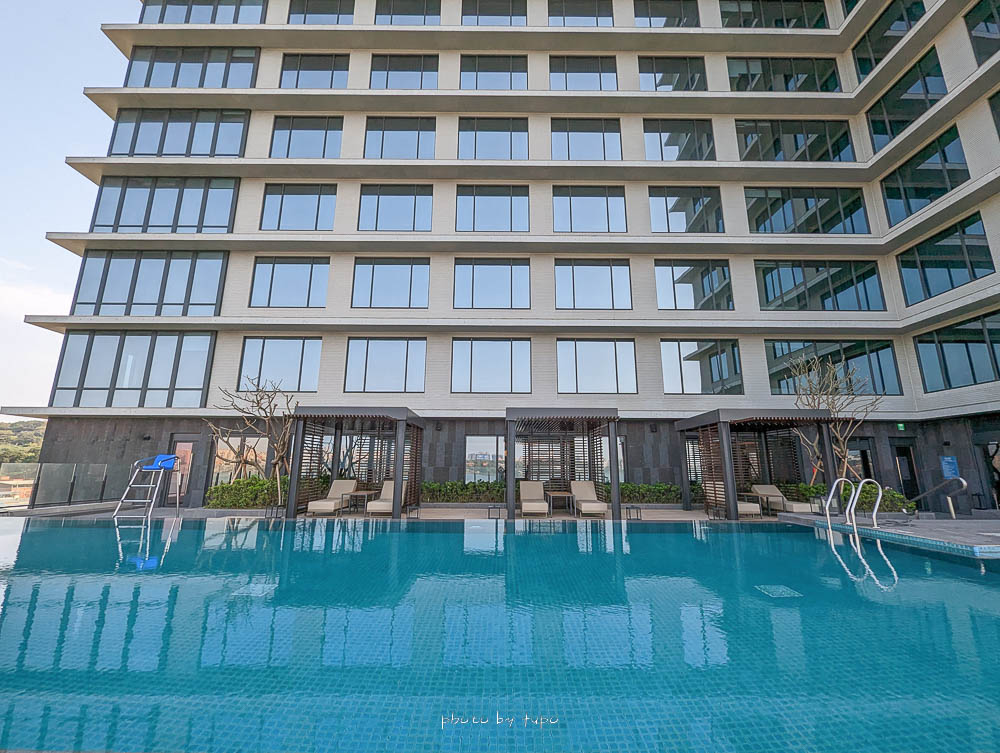 淡水八里最新飯店|八里福朋喜來登酒店,房間就可以泡美人湯,無邊際泳池
