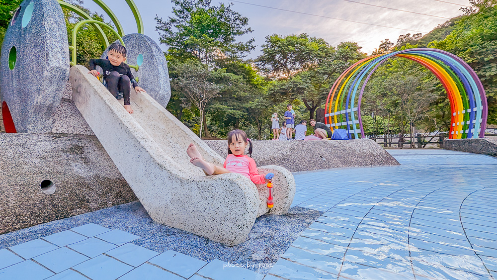基隆免費玩水景點「暖暖親水公園」免費玩水：大象溜滑梯、橋形噴泉、彩虹戲水池、蜘蛛噴泉