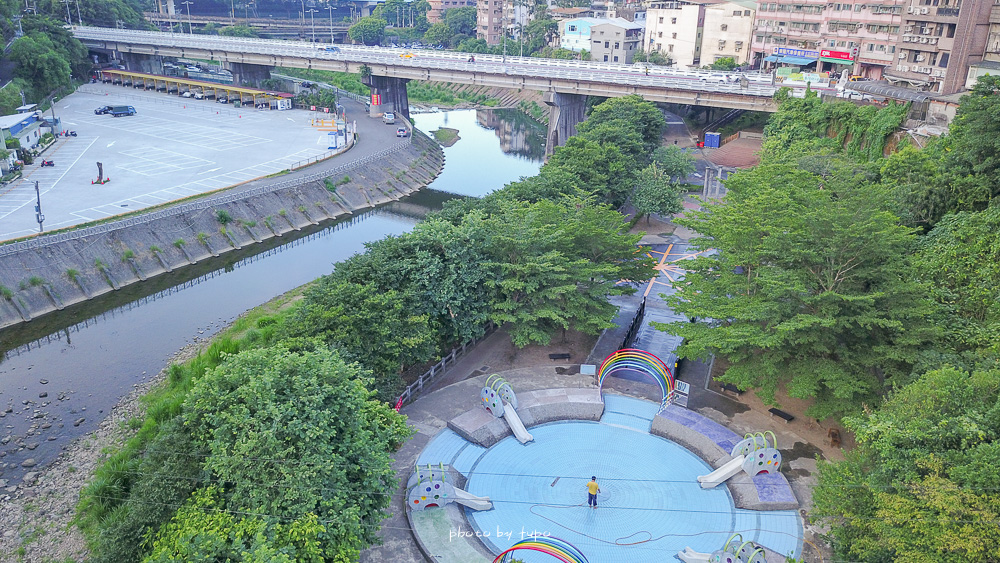 基隆免費玩水景點「暖暖親水公園」免費玩水：大象溜滑梯、橋形噴泉、彩虹戲水池、蜘蛛噴泉