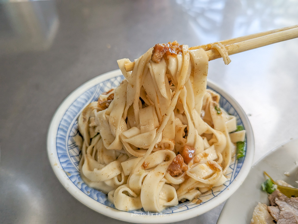 台南小吃「盧家麵食」隱身巷仔內的銅板美食，必點滷味拼盤、菜單價位