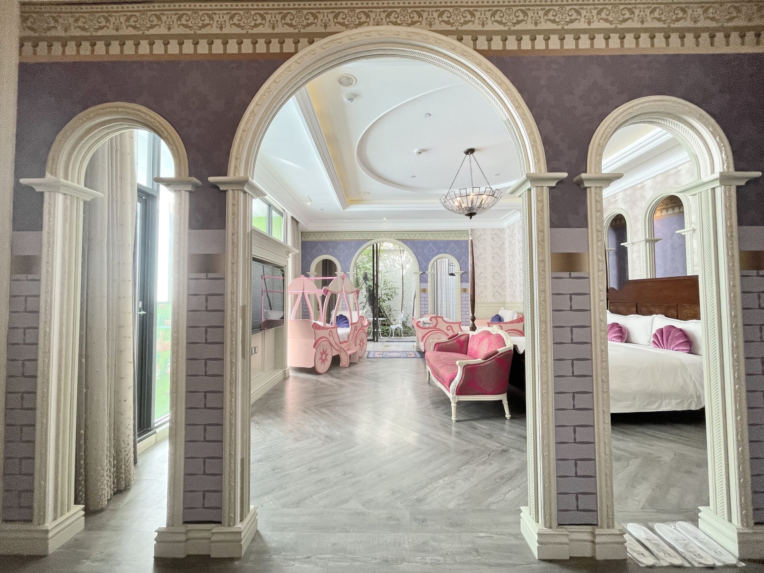 台中城堡酒店「台中芭蕾城堡酒店」全新叢林城堡主題房，45坪超大房型，房間內就像公園啊！