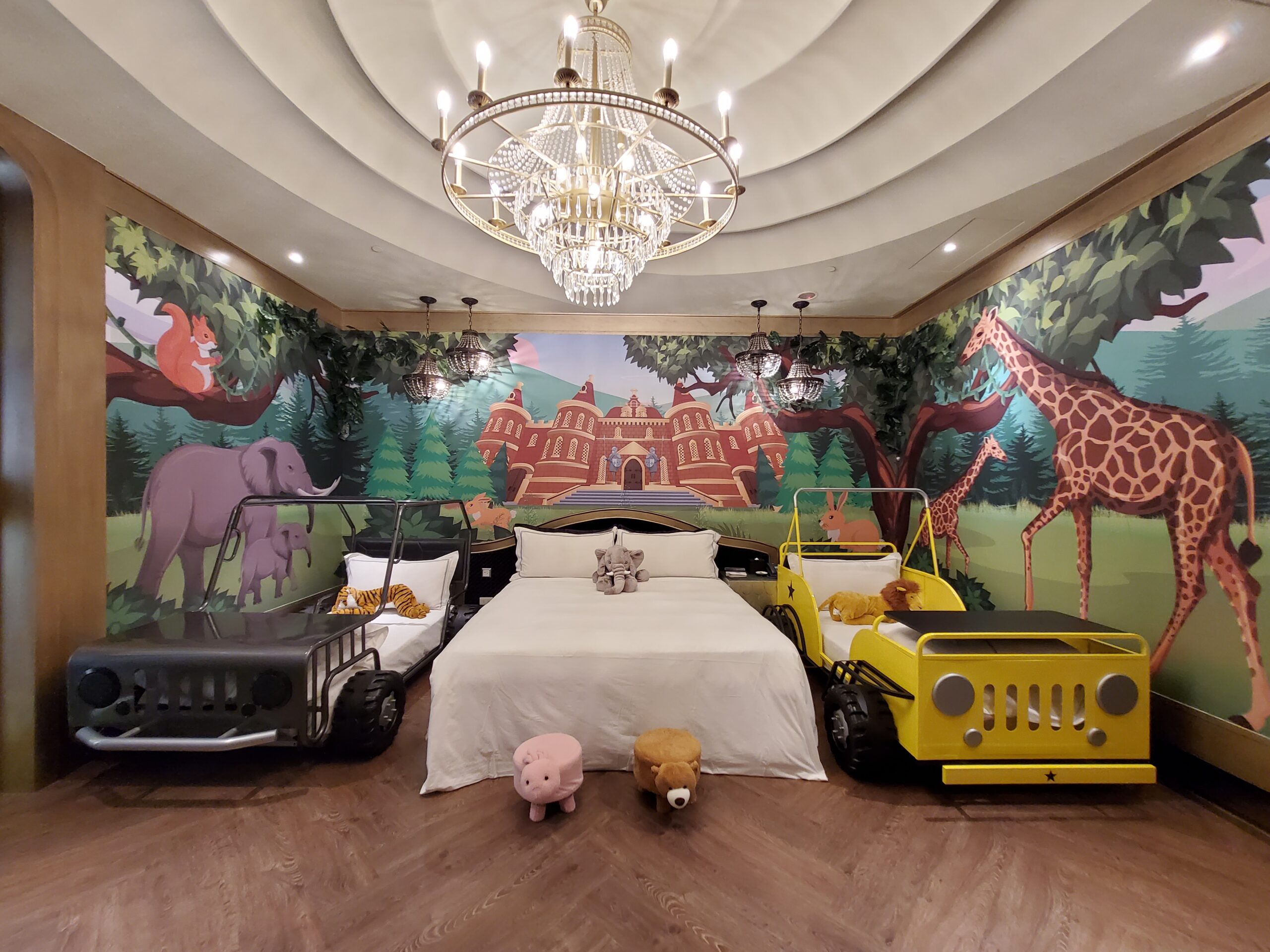 台中城堡酒店「台中芭蕾城堡酒店」全新叢林城堡主題房，45坪超大房型，房間內就像公園啊！