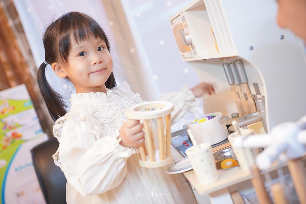 親子聖誕禮物推薦「荷蘭New Classic Toys木製廚房玩具組」質感超好的木製玩具，跟著學習做家事