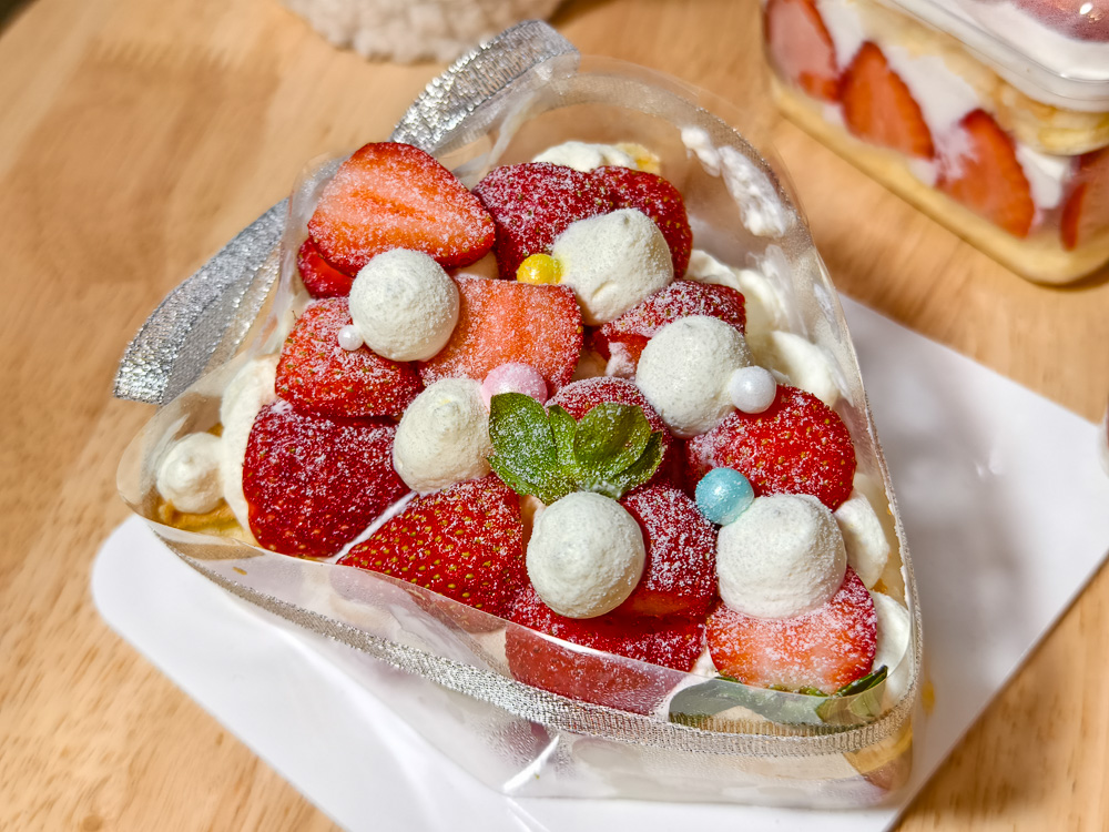 汐止隱藏版甜點「Ho&Lin’s store」爆好吃草莓盒子蛋糕，每口酸酸甜甜加上甜而不膩的奶油，停不下來