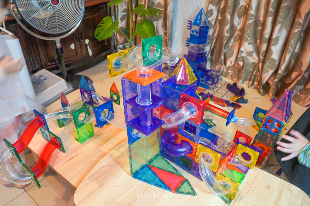 磁力片推薦「MNTL磁力片」高顏值又充滿創造力的玩具，家裡聖誕村點燈囉，儀式感滿滿！