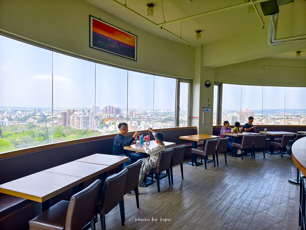 嘉義景點》嘉義公園射日塔，隱身市區的環景景觀咖啡廳，超刺激一線天透明步道