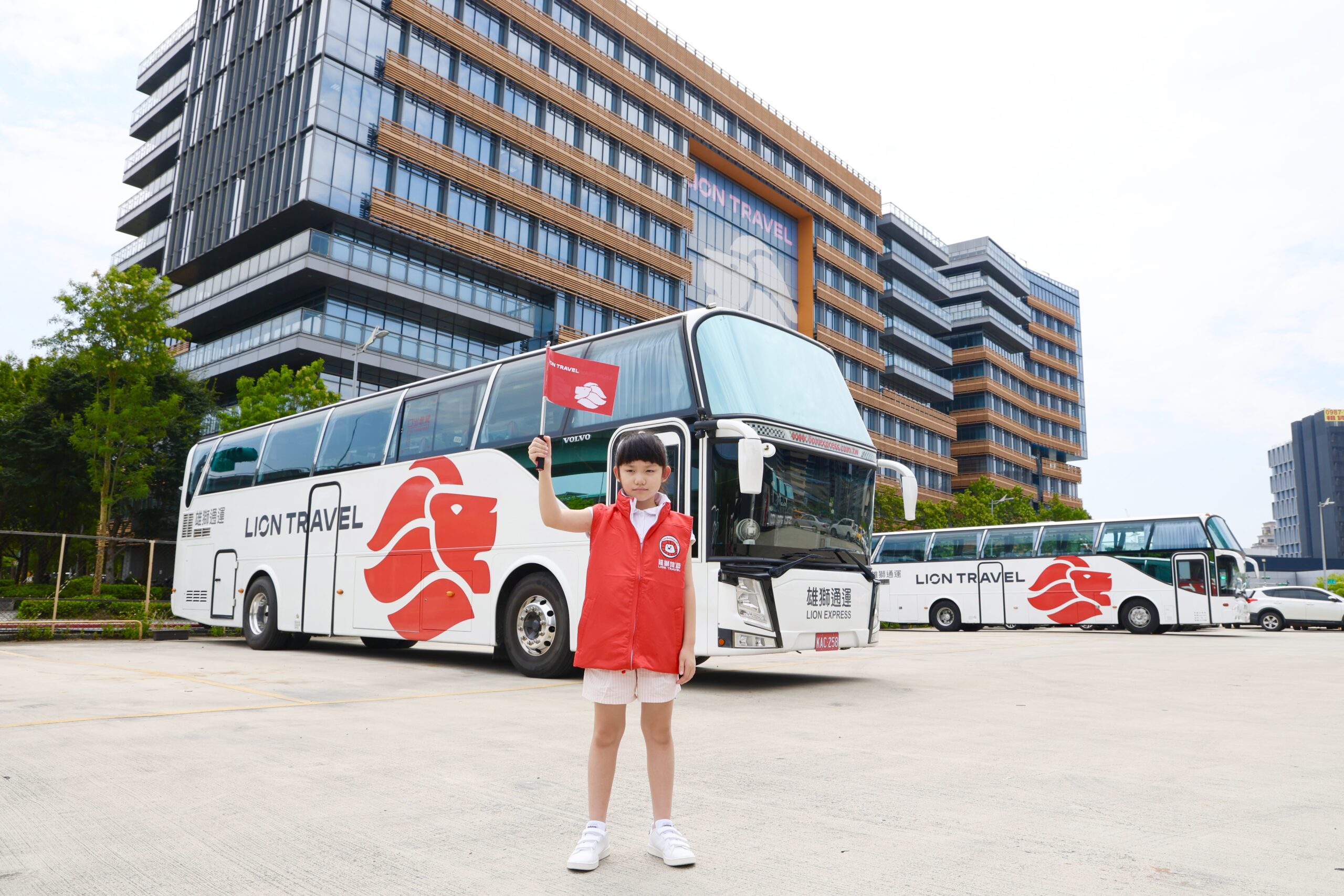 獨家雄獅小小旅遊家專案「八里福朋喜來登酒店」房間就可以泡美人湯,無邊際泳池,漫遊八里左岸公園沙雕