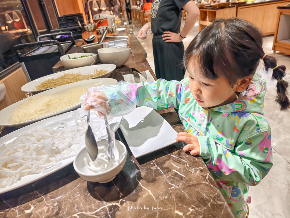 苗栗溫泉飯店推薦｜享沐時光莊園渡假酒店 700坪露天溫泉、每房大浴池，一泊二食最新火鍋晚餐與宵夜｜早餐菜色分享