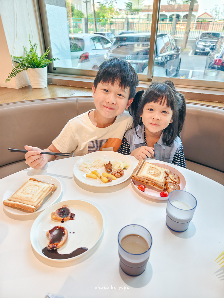 【2025高雄親子飯店推薦】華園大飯店草衙館｜SKM Park旁、含鈴鹿賽道樂園門票，高CP值$2XXX起，親子住宿首選！