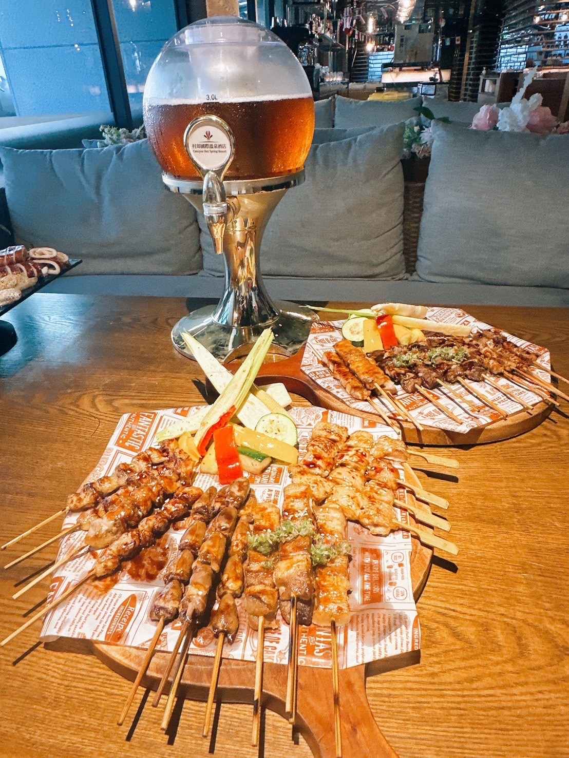 宜蘭親子飯店｜村却國際溫泉酒店，百萬夜景飯店、早午餐可以到12:30、親子遊戲室、房間就可以泡湯、星空酒吧浪漫一夏