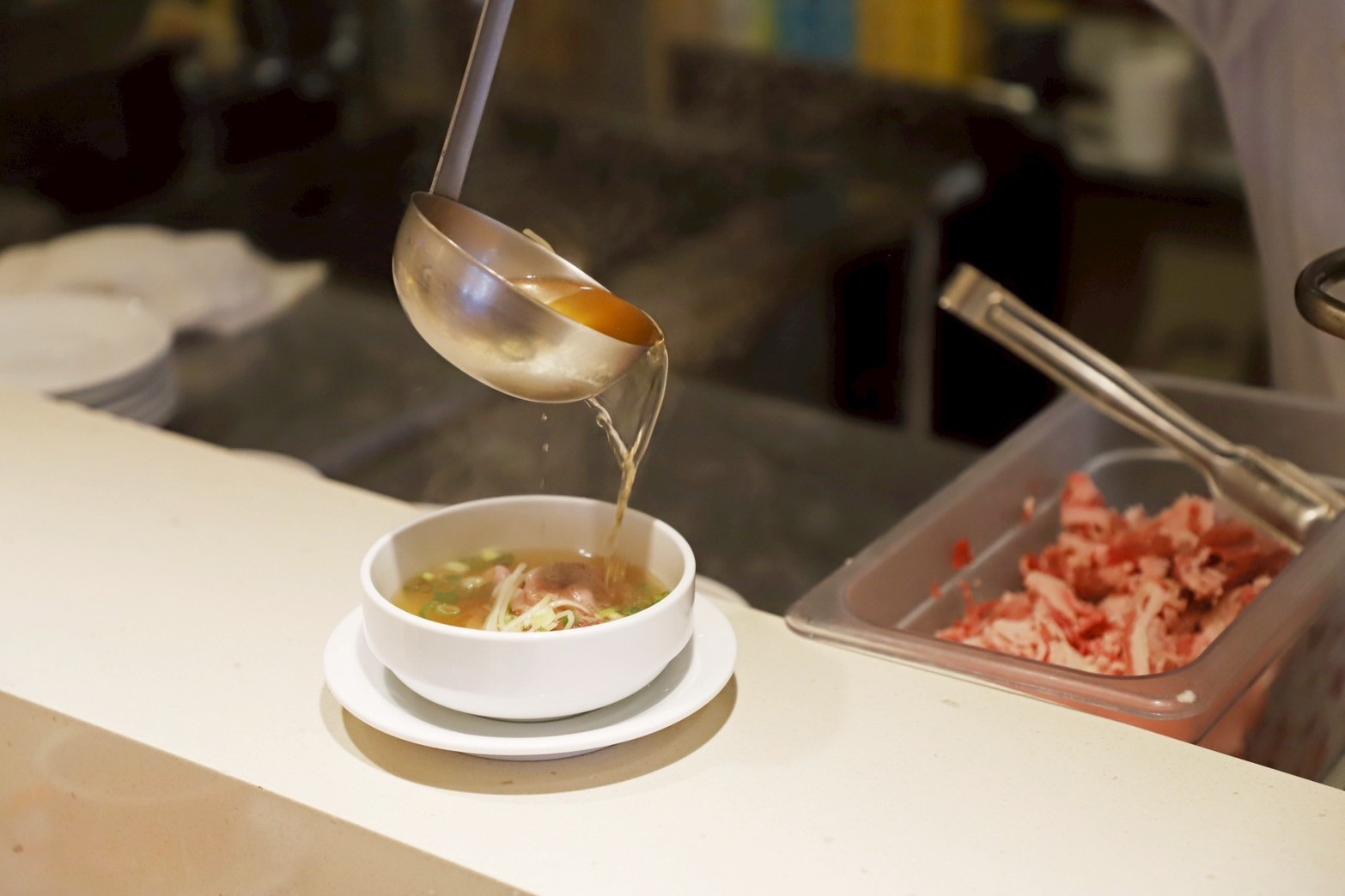 台南親子飯店推薦｜和逸飯店台南西門館，全台唯一卡通主題飯店，玩沙玩水、小火車、電動車、室內遊戲區一次滿足