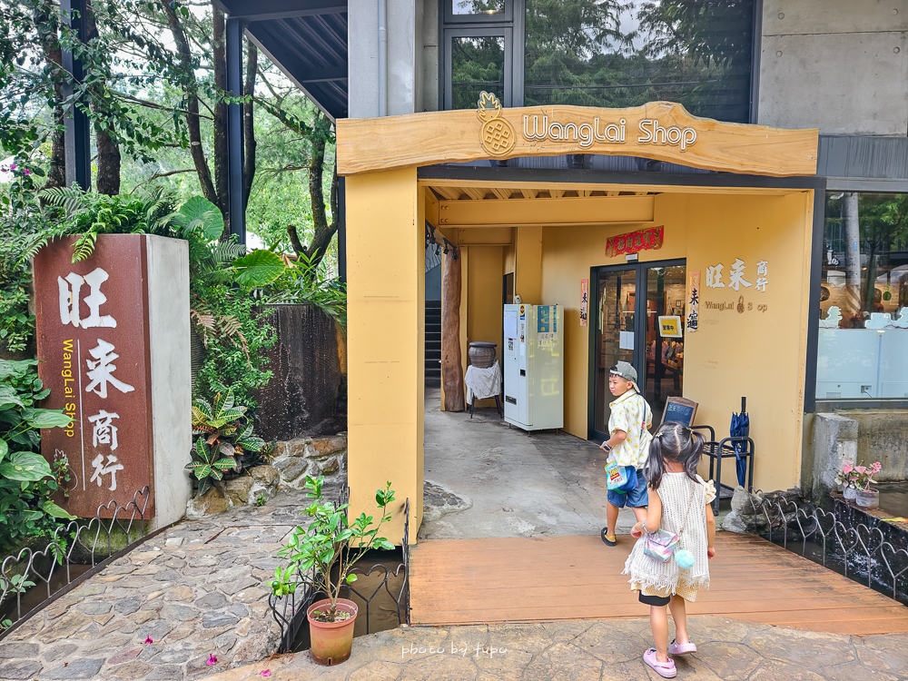 美暈!宜蘭【鳳梨屋水上莊園】水上森林住宿,房間開門可餵魚、最新動物區、還能體驗水桶划船! 美暈!宜蘭【鳳梨屋水上莊園】水上森林住宿,房間開門可餵魚、最新動物區、還能體驗水桶划船!