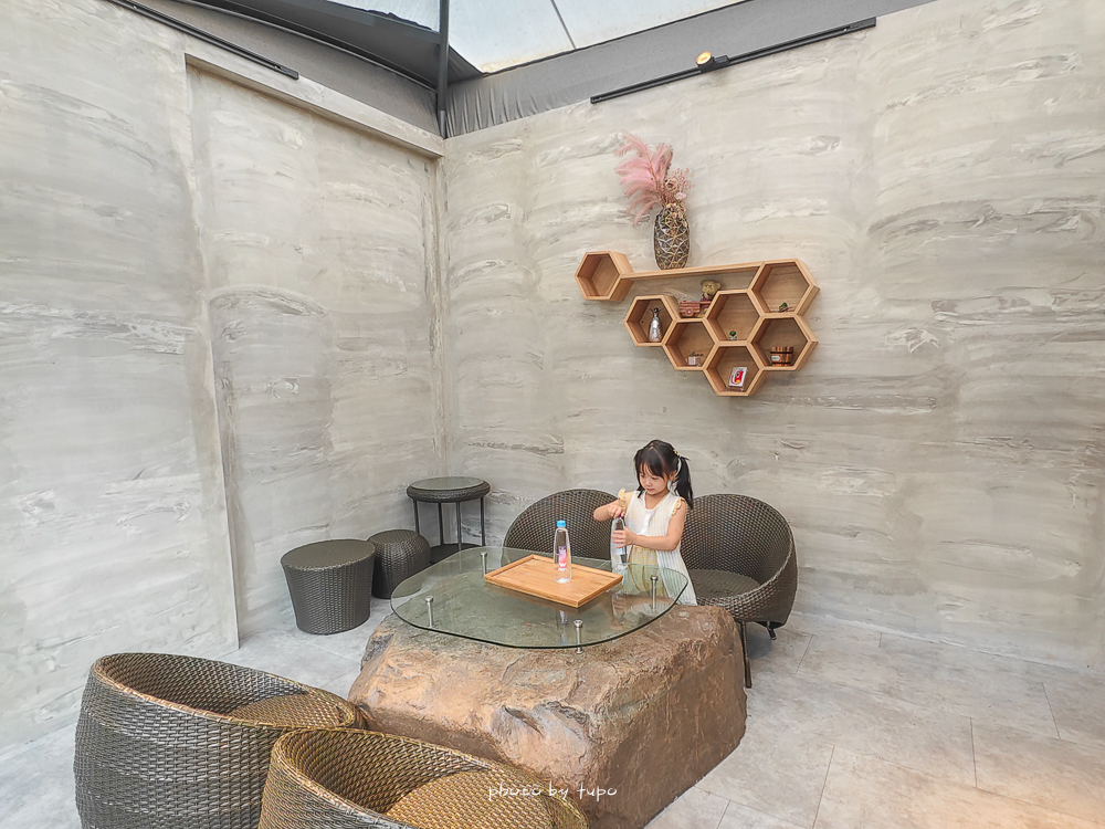 美暈!宜蘭【鳳梨屋水上莊園】水上森林住宿,房間開門可餵魚、最新動物區、還能體驗水桶划船! 美暈!宜蘭【鳳梨屋水上莊園】水上森林住宿,房間開門可餵魚、最新動物區、還能體驗水桶划船!